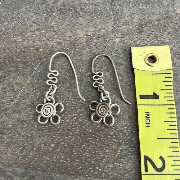 🍭6/$30 Silver twisted 2000s minimalist monochrome metallic flower earrings - Picture 2 of 3